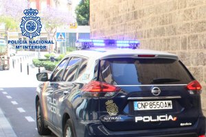 Un coche radipatrulla circulando por la ciudad