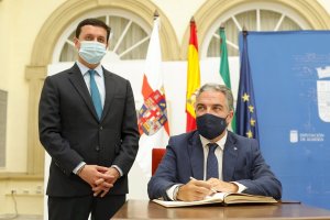 Bendodo defiende la gestión de la crisis ante las críticas de Díaz.