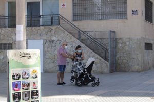 Un matrimonio con mascarilla pasea a un bebé en Almería.