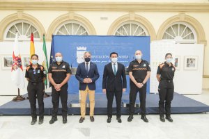 Consejero y persidente con miembros de Protección Civil.