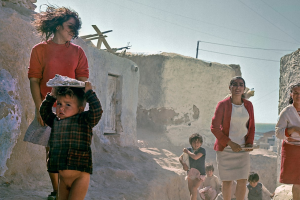 En esta serie Siquier se dio cuenta de que el barrio almeriense conservaba una dignidad que solo el color podía reflejar.