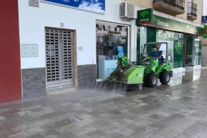 El Ayuntamiento desinfecta a diario las calles de Berja.