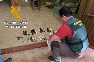 Uno de los agentes de la Guardia Civil localizando restos de animales