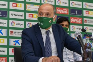 El presidente del Elche en la rueda de prensa.