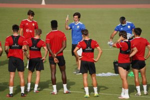 Mario Silva hablando con la plantilla en el Estadio Mediterráneo.