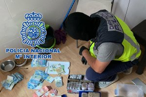 Uno de los agentes haciendo el recuento de lo incautado