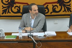 El alcalde de Carboneras, Jose Luis Amérigo, durante la sesión.