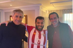 Quique Setién con Turki Al-Sheikh y Unai Emery.