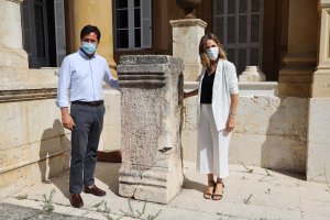 Alcalde y concejala, junto al pedestal dedicado a la matrona Porcia Maura.