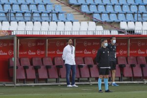 Fran Fernández en el banquillo del Mediterráneo con el Alcorcón.