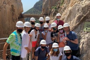 Foto de familia de la visita de Bisbal al Caminito del Rey.