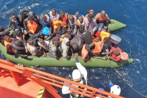 Imagen de archivo de una patera rescatada en aguas de Almería.