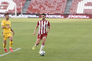 Iván Martos en una jugada del partido ante el Alcorcón en el Mediterráneo.