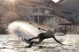 Julia Rick practicando wakeboard en las instalaciones del Cable Ski deCuevas del Almanzora.