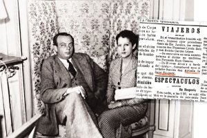 Antoine de Saint-Exupéry  y Consuelo Suncín, con los planos de un viaje,  ya casados, tras haber dejado atrás Almería y la noticia de su llegada.