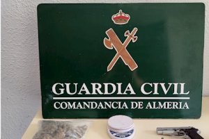Droga y armas encontradas por la Guardia Civil.