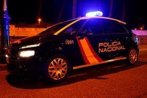 Los coches de Policía desaparecen de las calles de la capital cuando cae la noche.