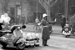 Guardia municipal de Tráfico en el Paseo de Almería, frente a la fachada del Café Colón. Año 1960.