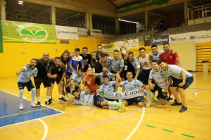 Los jugadores celestes celebrando el ascenso en la pista.
