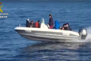 Una patera localizada en Alborán y perseguida por la Guardia Civil en mayo