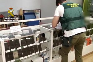 Un agente de la Guardia Civil notificando los objetos encontrados