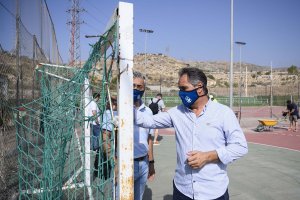 El concejal de Deportes, Juanjo Segura, ha visitado las instalaciones deportivas.