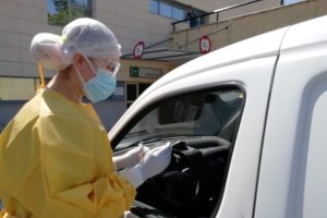 Toma de muestras  para una prueba de PCR en un autoCovid.