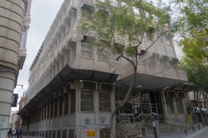 Edificio de Correos cerrado desde 2011 en la Plaza del Educador.