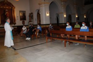 La ofrenda floral con el padre Ángel Becerra.