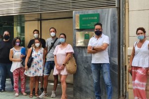 Miembros de la Plataforma frente a una de las consejerías de la Junta de Andalucía