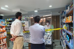 Visita del alcalde a comercios del centro de la ciudad.