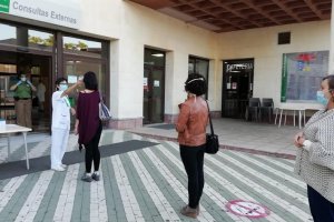 Medición de temperatura en el Hospital de Poniente.