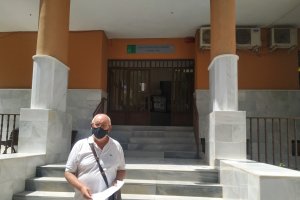 Pepe López en la puerta de los juzgados huercalenses.