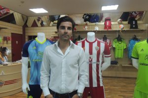 Mario Silva en la tienda del Almería.