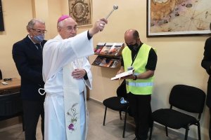 El obispo de la Diócesis, bendiciendo el \'Stella Maris\'