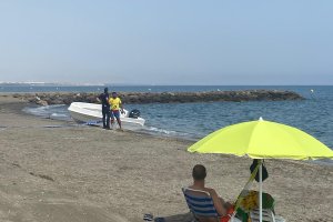 Patera en la playa de Costacabana.