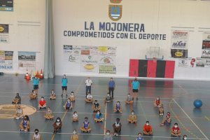 Los participantes se hacen la foto de familia.