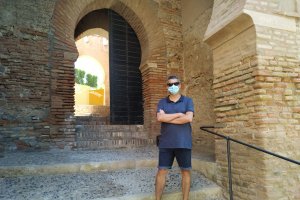 Arturo del Pino junto a la Puerta de la Justicia