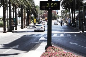 Imagen de archivo de un termómetro de la capital.