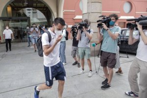 La plantilla del Fuenlabrada sale del hotel donde estaban confinados en Galicia.