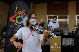 Quike Navarro violin live y el dj Kike de Sierra.