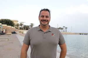 Daniel Martínez, gerente del Grupo Clandestino, en la Plaza del Mar, en El Toyo.