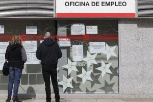 Las oficinas de empleo de España registran un descenso de la cifra de parados.