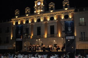 Conrado Moya junto a la Orquesta de Cuerda de la UAL.