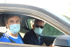 El entrenador, José Gomes, saliendo del Estadio tras hacerse las pruebas.