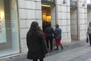 Zara, en el Paseo de Almería, se prepara para cerrar sus puertas.