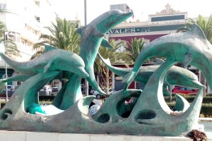 Los Delfines de la fuente del Parque Nicolás Salmerón, llenos de basura.