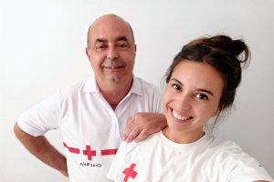 Baltasar Aquilino y Anna, padre e hija, se estrenan de voluntarios en Cruz Roja en plena pandemia.