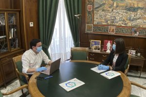 Javier García y Ángeles Martínez estudian el Plan Almería.