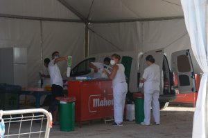El autocovid puesto en marcha en el campo de fútbol de La Mata.